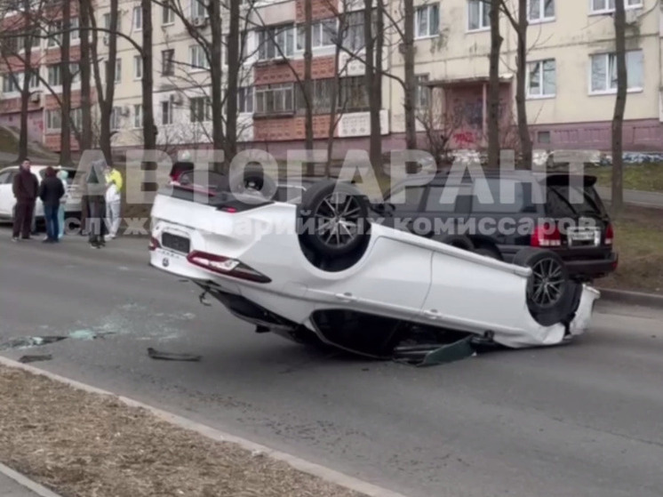     Во Владивостоке иномарка пьяного лихача перевернулась посреди проезжей части фото: социальные сети «АВТОГАРАНТА»