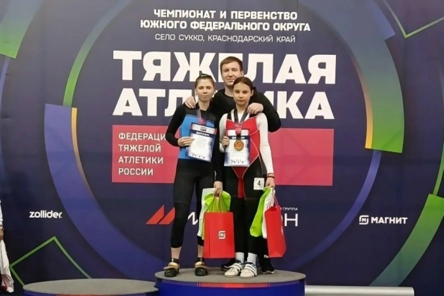    Елизавета Земскова (слева) и Евгения Погорелова с тренером Алексеем Косовым admin