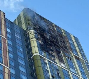 Беспилотник врезался в высотку в центре Екатеринбурга: повреждены квартиры на 25-м этаже