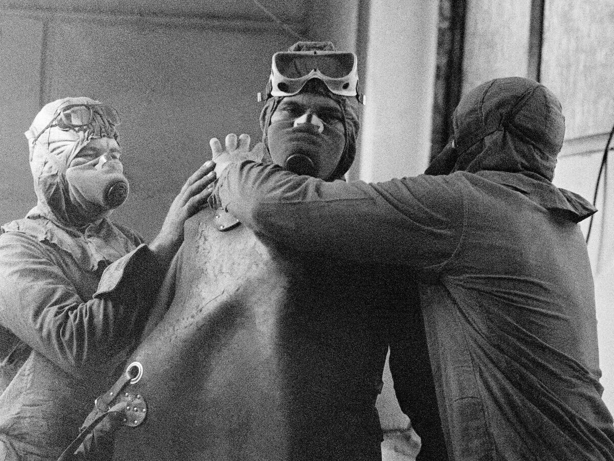    Группа ликвидаторов готовится выйти на крышу реактора Чернобыльской АЭС после катастрофы | © РИА Новости / Игорь Костин