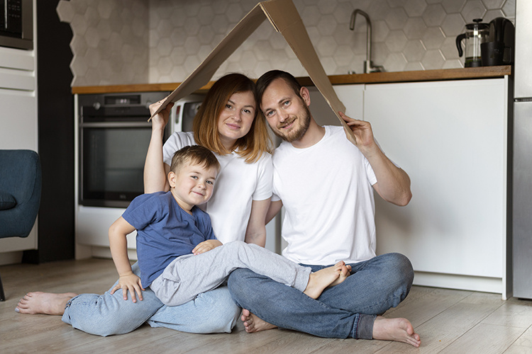    Действует железное правило: купили, построили жилье с маткапиталом или погасили ипотеку за него — наделите долями всех членов семьи.   
Фото: ru.freepik.com