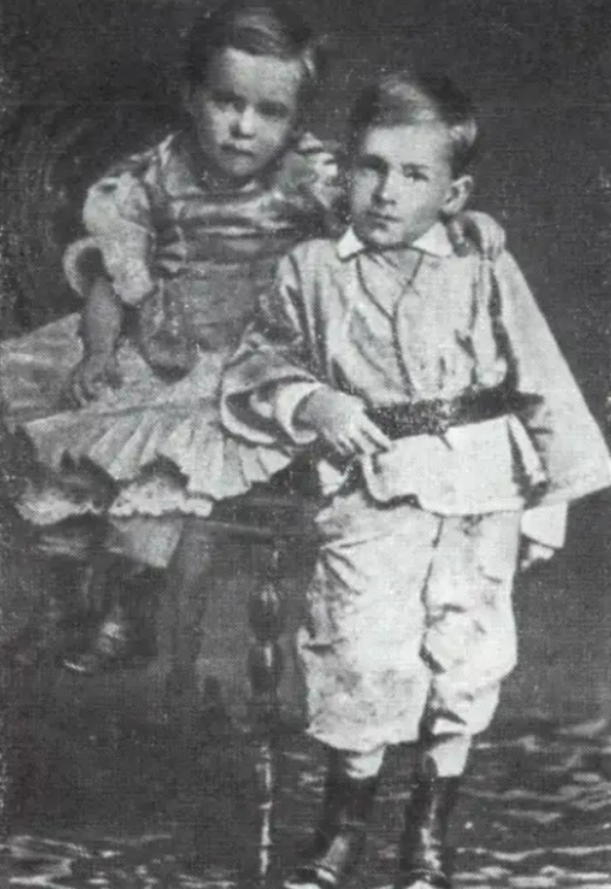 Виктор Борисов-Мусатов со своей сестрой Агриппиной. Около 1876