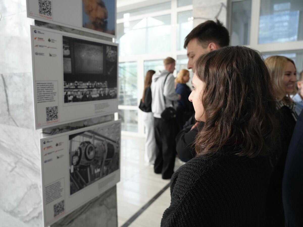    Студенты Луганского Государственного университета имени Владимира Даля осматривают фотовыставку "Первые среди звезд" | © Фото : ЛГУ им.Даля/Валерия Кудренко