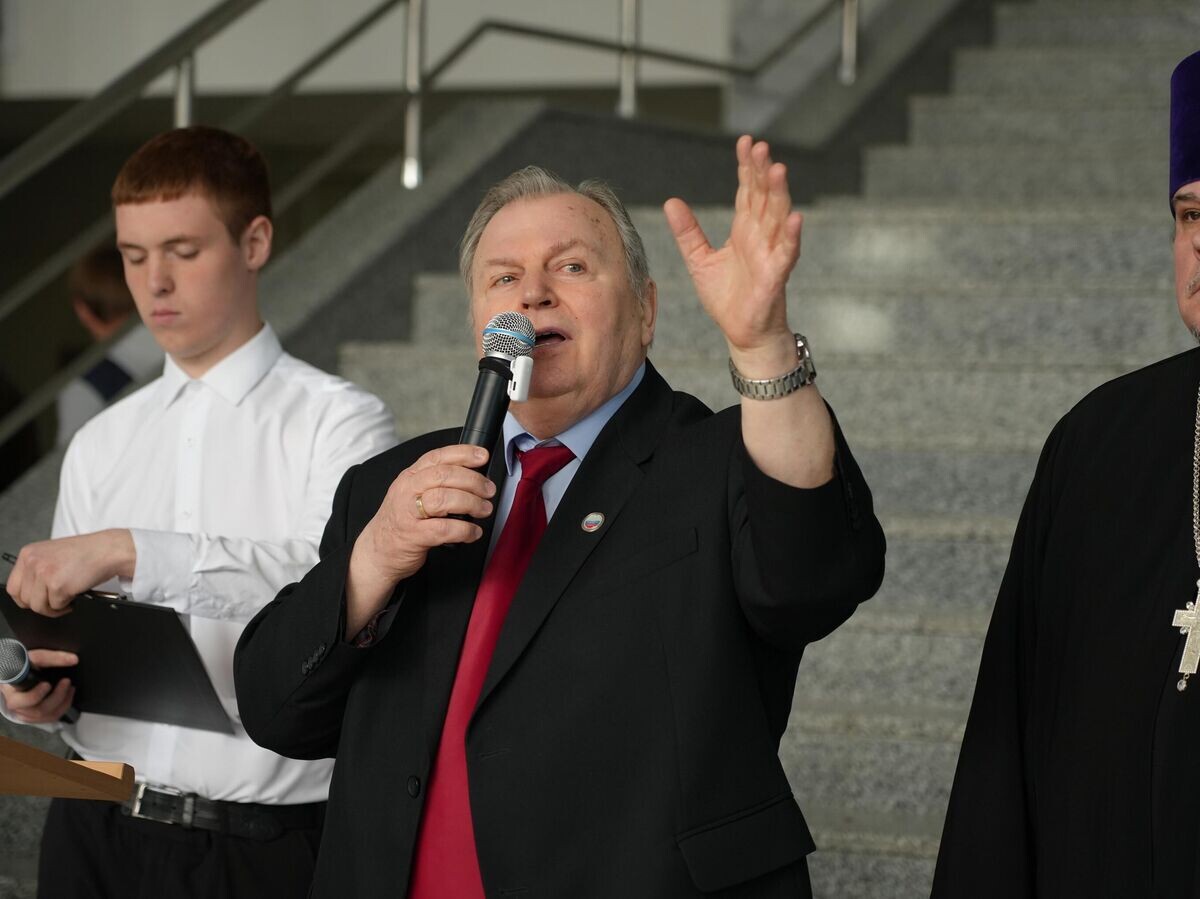    Ректор Луганского Государственного университета имени Владимира Даля выступает на открытии фотовыставки "Первые среди звезд" | © Фото : ЛГУ им.Даля/Валерия Кудренко