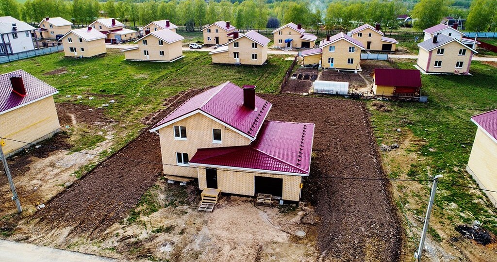 Более 100 семей в Подмосковье попали в «коттеджное рабство». Что это такое и как этого избежать?