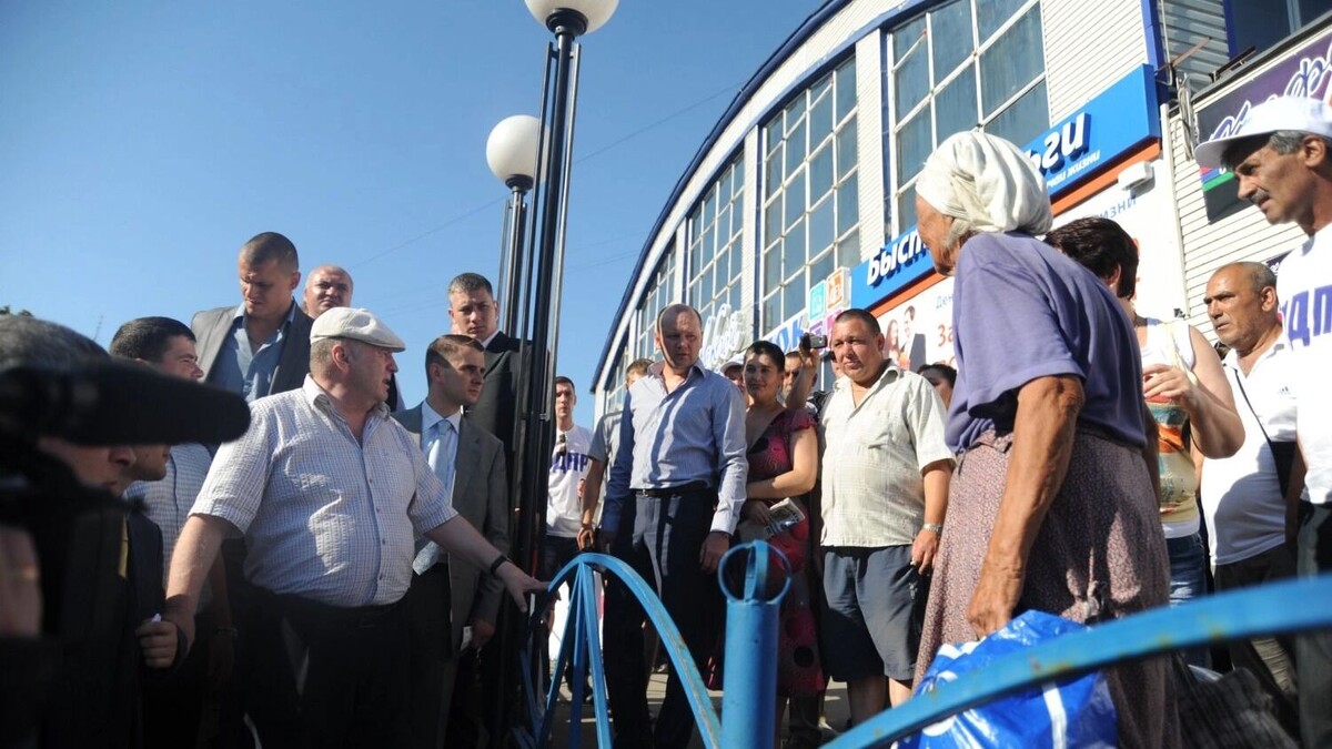    Владимир Жириновский встретился с горожанами на Центральном рынке Ижевска, 2011 год   предоставлено УРО ЛДПР