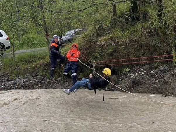 В Сочи пять человек не могли попасть домой из-за разлива реки