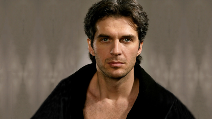 «В 40 лет — ни жены, ни детей, в 47 — уже четверо»: почему звезда «Паутины» Олег Харитонов поселил семью в глухой деревне без газа и связи