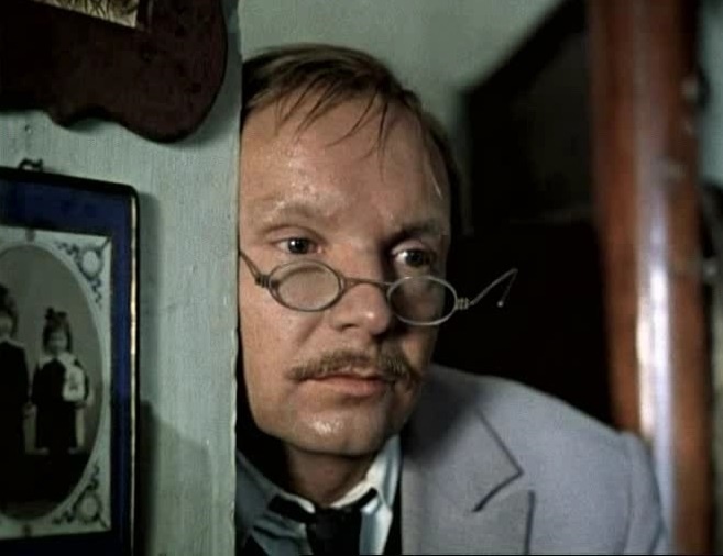 Кадр из фильма «Жестокий романс» (1984). Скриншот.