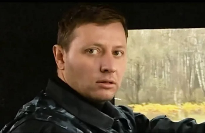 «Она сбросила 25 кило, сменила веру»: почему звезда «Глухаря» 44 года избегал женщин и женился на 15 лет младше