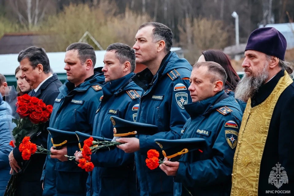    В церемонии участвовали руководители регионального МЧС, пожарные ПСЧ №29, мама погибшего. Фото: пресс-служба ГУ МЧС по Тверской области.
