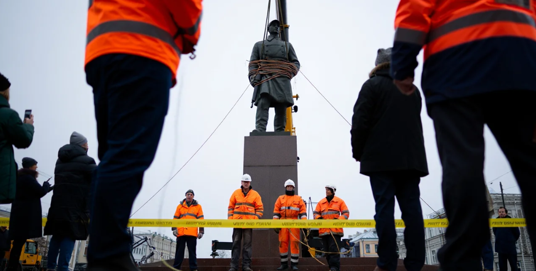 Страны Балтии официально потребовали от России восстановить разрушенные памятники