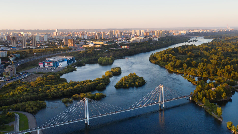 Пешеходный мост на остров Татышева, вид на Советский район города и реку Енисей.📷Фото: Александр Манзюк / Коммерсантъ