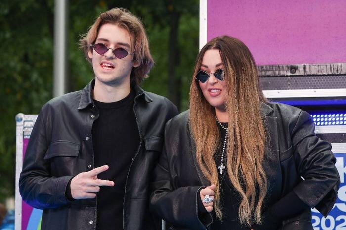 Ирина Дубцова с сыном Артёмом. Дом певицы недавно ограбили. Фото © ТАСС / Сергей Булкин