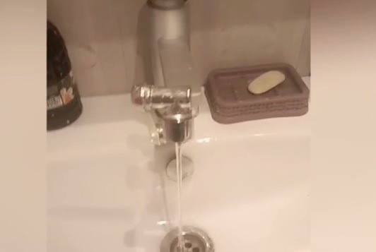 Жители Мантурово против воли практикуют ночные умывания