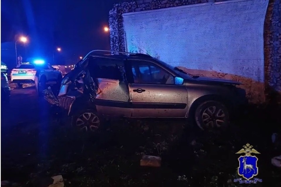    С места ДТП в Тольятти доставили в больницу водителя и двух пассажиров фото: ГУ МВД России по Самарской области