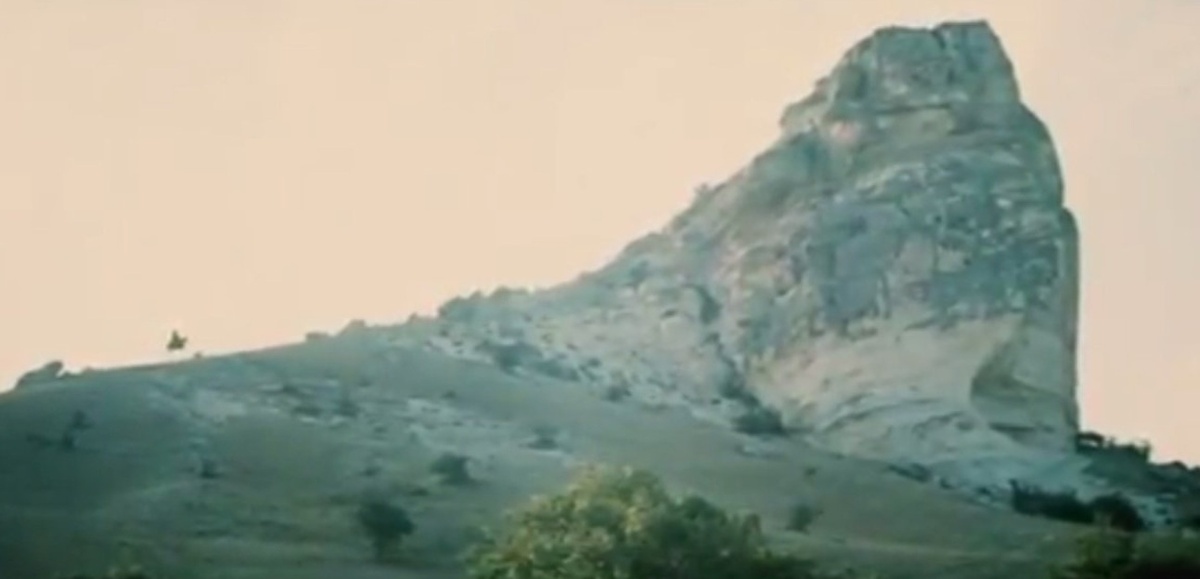 Да-да, это тот самый всадник из фильма, именно без головы, взбирается на скалу