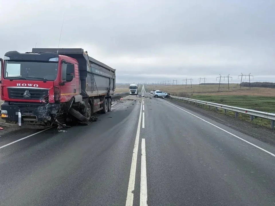    В результате аварии водитель Toyota скончался на месте происшествия. Фото: УМВД России по Оренбургской области