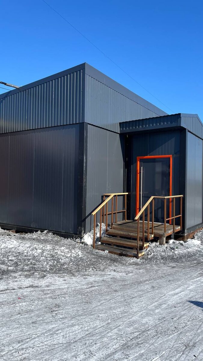 Снаружи - железный ангар на мёрзлом грунте, внутри - неожиданный гастрономический контраст. Фото А. Фанталов, Человек из Арктики