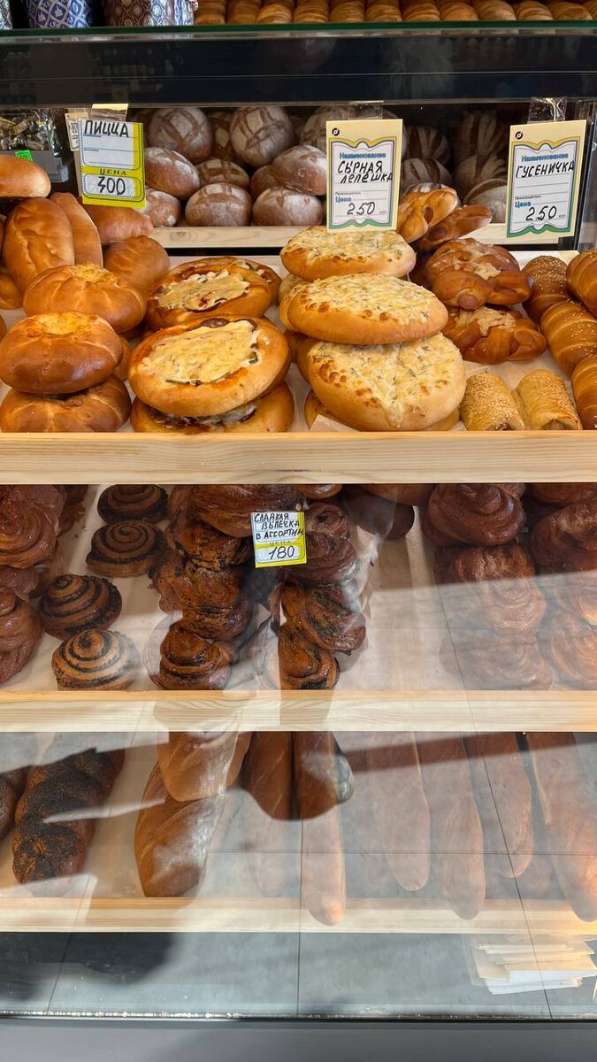 Свежая выпечка - пицца, сырные лепёшки, булочки. Фото А. Фанталов, Человек из Арктики