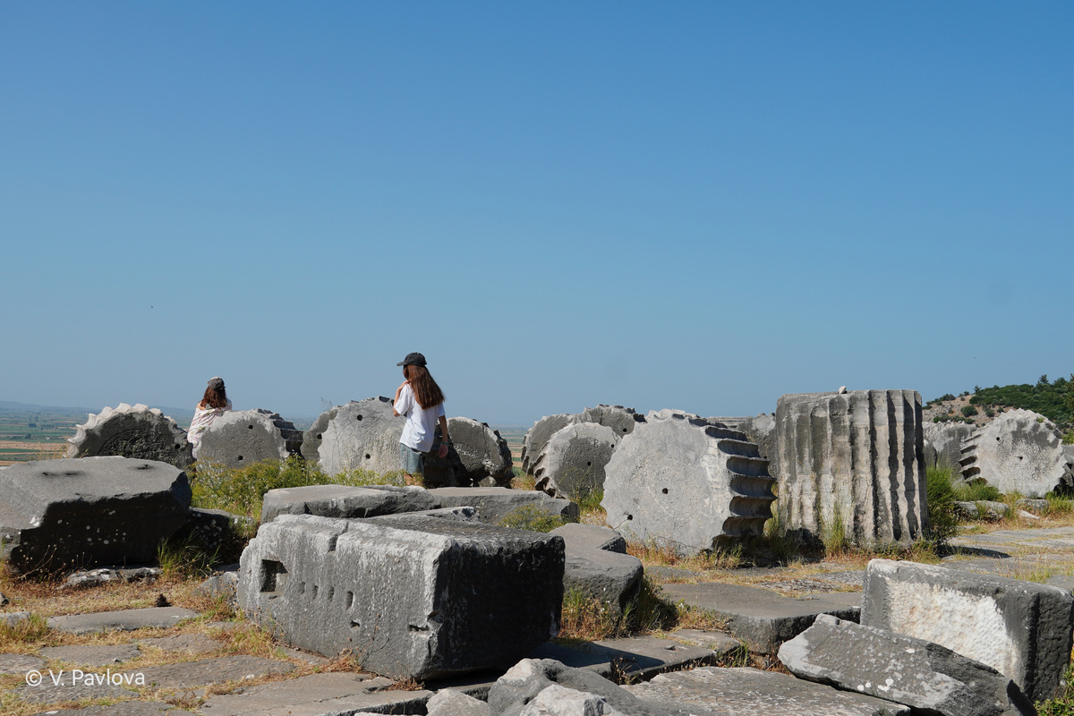 Огромные куски колонн, разбросанные вокруг храма.