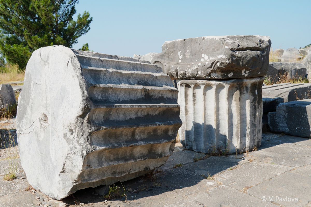 Пока археологи не спешат восстанавливать лежащие в больших количествах храмовые колонны.