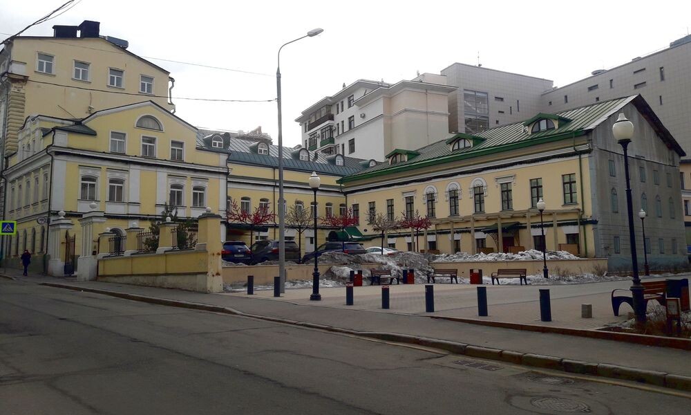 Усадьба (главный дом и выходящий в переулок боковой флигель), фотография автора