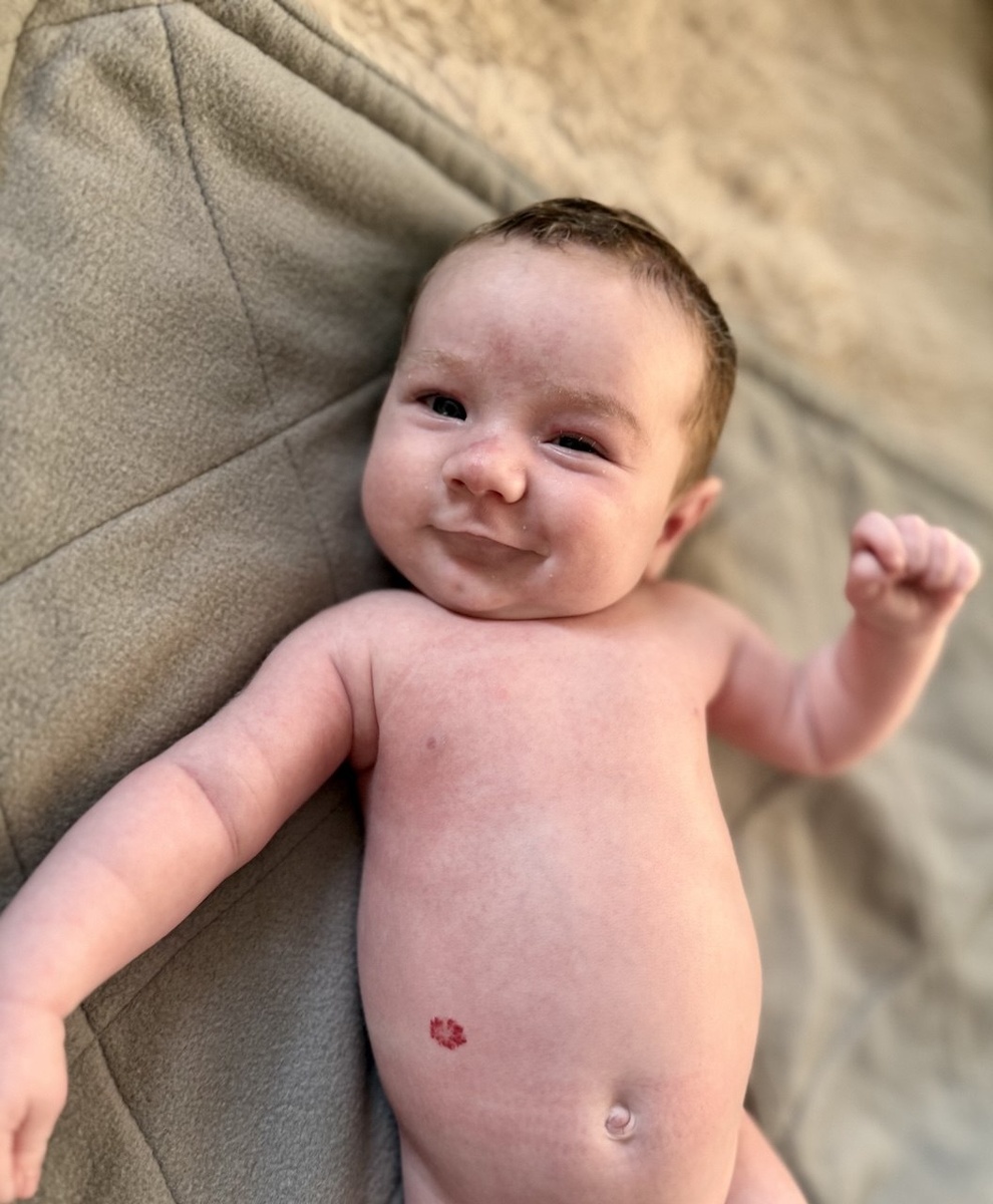 Полистайте вправо: там еще две фото маленького Кирюши. Мне кажется или он меняться начал? На папу или маму похож?