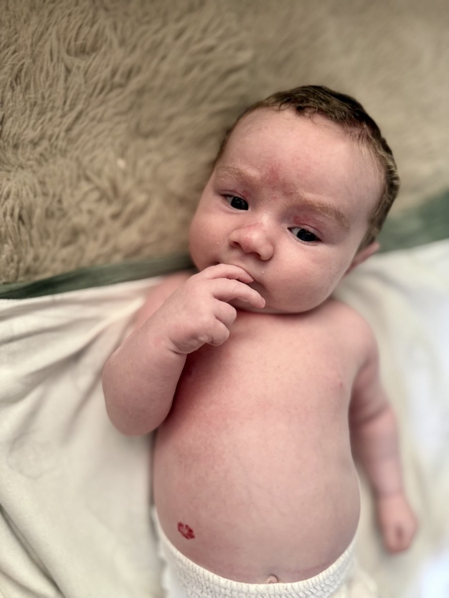 Полистайте вправо: там еще две фото маленького Кирюши. Мне кажется или он меняться начал? На папу или маму похож?