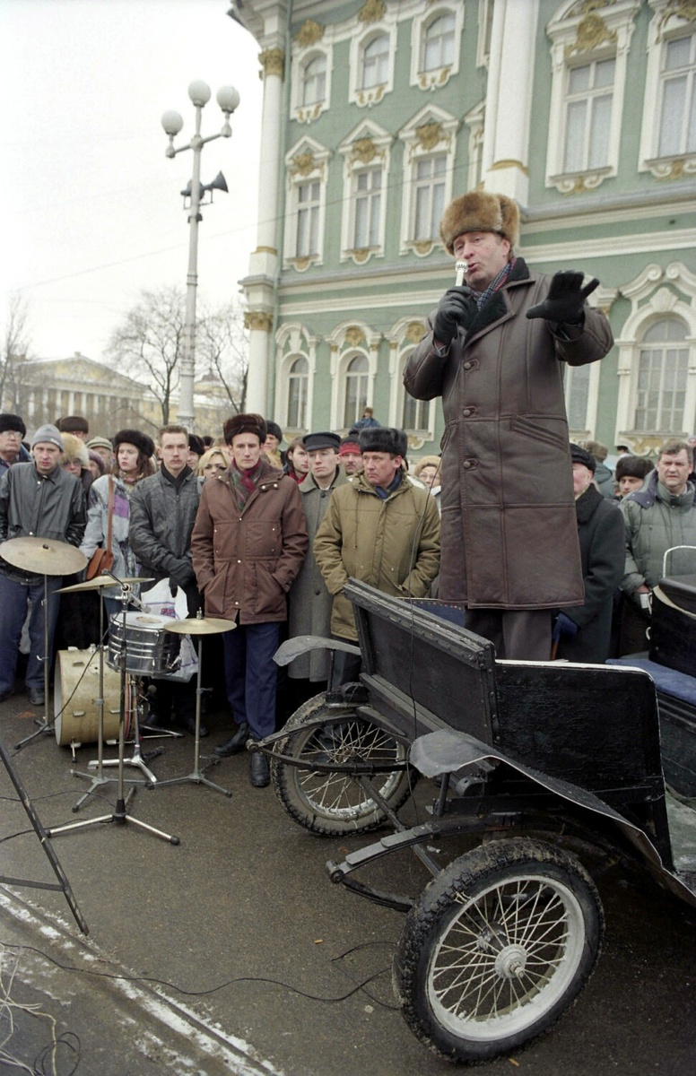 Политик Владимир Жириновский на Дворцовой площади в Петербурге, 1990 год    📷