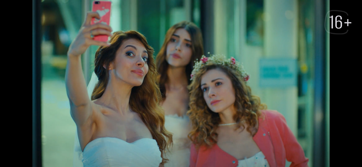 Стоп кадр из сериала «Сбежавшие невесты»