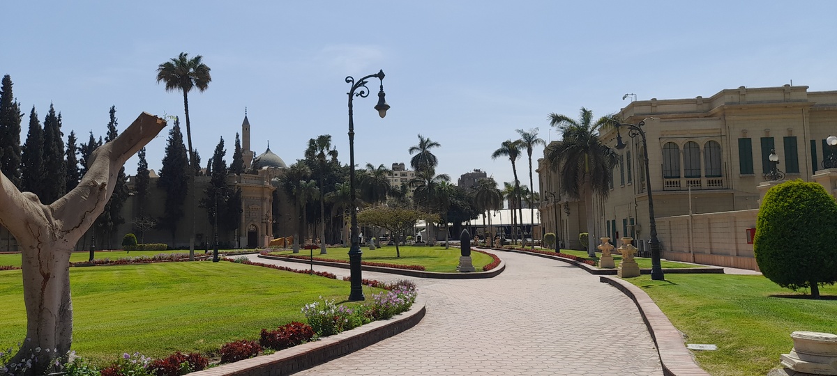 Территория дворца Абдин