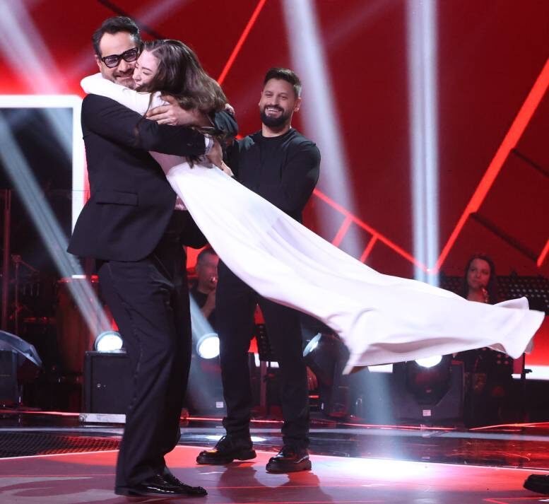    Ильдар Абдразаков выскочил на сцену, обнял девушку, поднял и закружилФото Первого канала