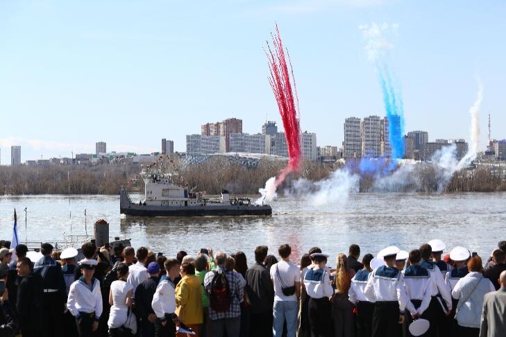 Дым над водой: навигацию-2026 парадом судов открыли в Новосибирске