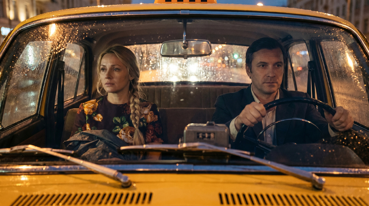 Катерина смотрела в окно. Москва пугала ее своей громадой, широкими проспектами и спешащими людьми. А здесь, в салоне «Волги», было почему-то спокойно.