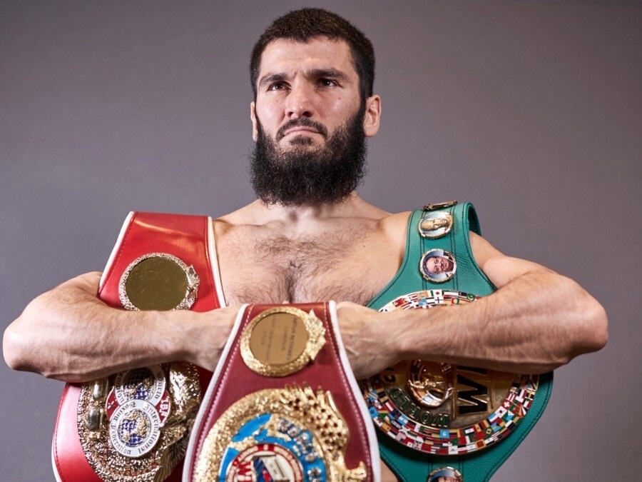 Артур Бетербиев с поясами