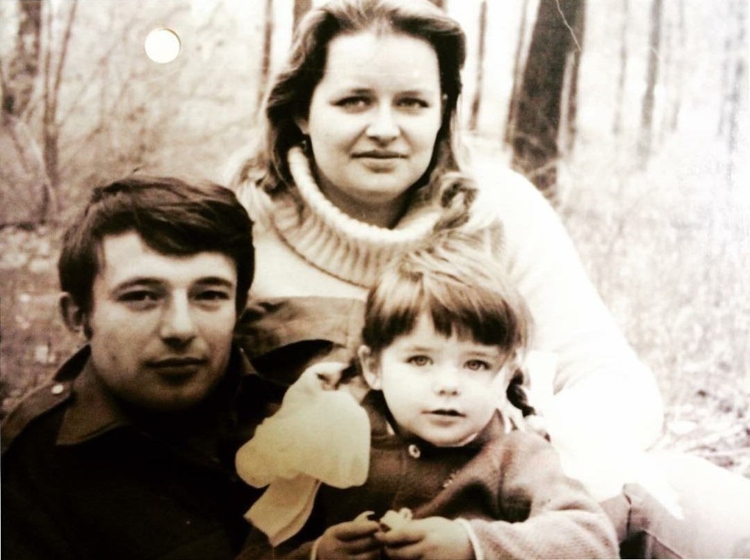 Марина Александрова в детсские годы с родителями