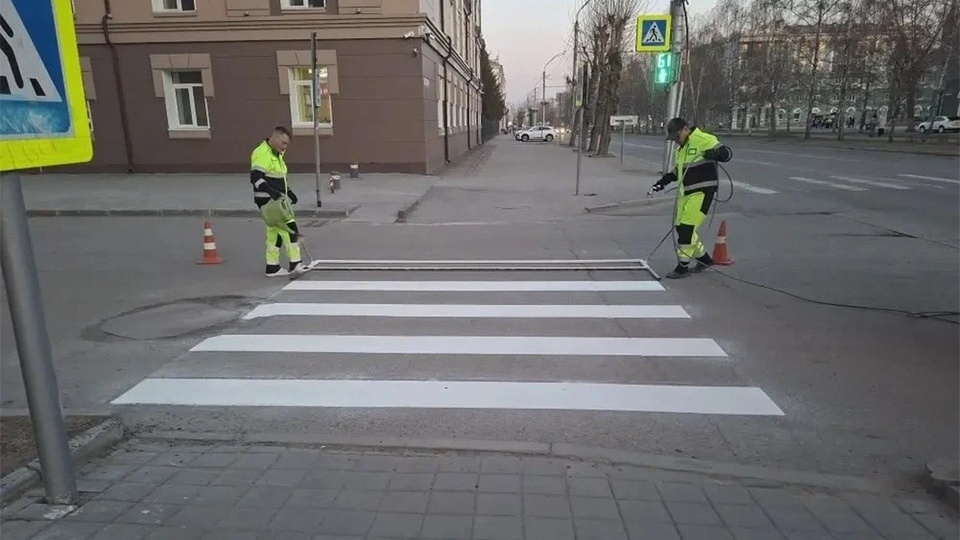 В Барнауле начали наносить дорожную разметку