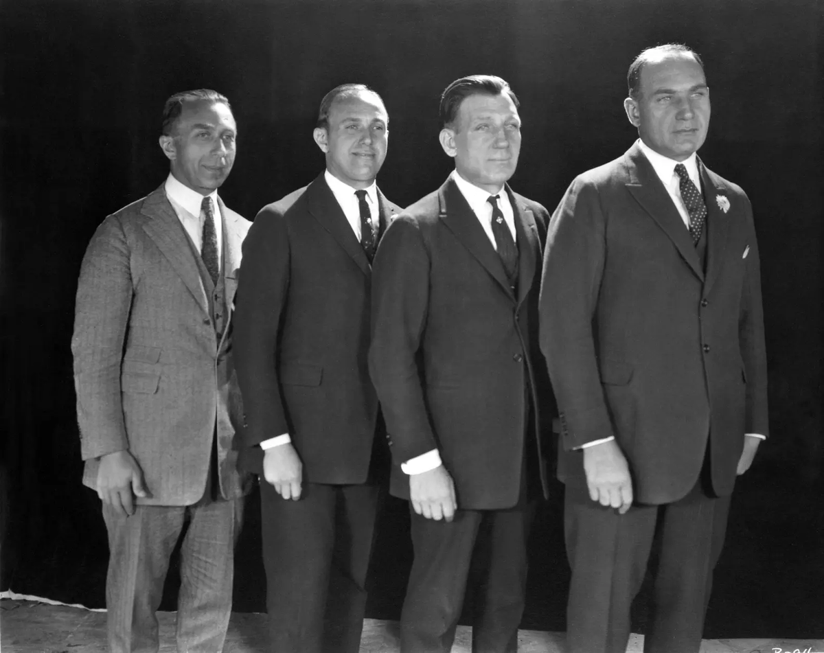 Братья Уорнеры