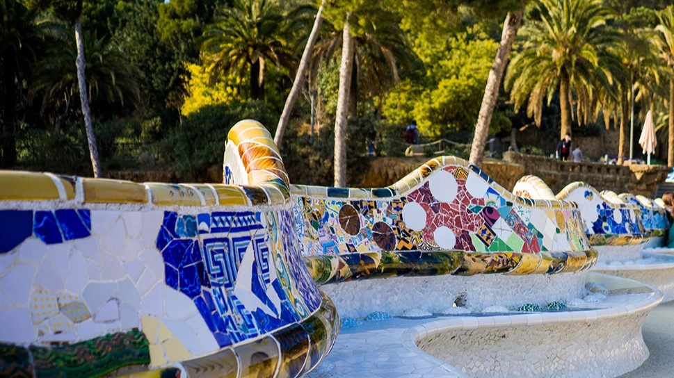 Испания. Барселона. Park Guell. Мозаичные змеевидные скамьи - визитная карточка парка. Фото автора статьи