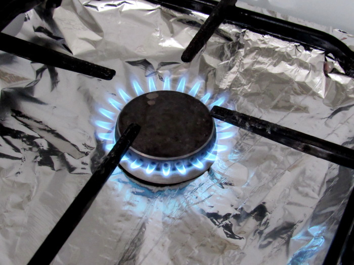 Я любимую плиту от жирных брызг уберегу...