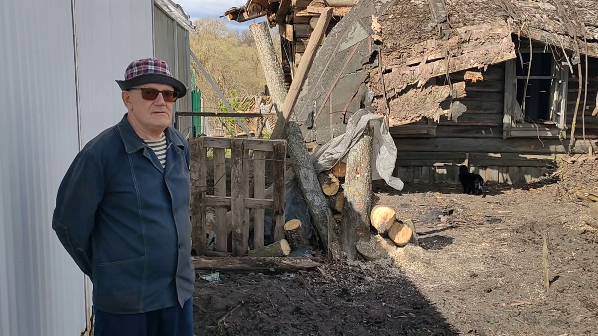 Прораб на месте будущего строительства. 2 фото