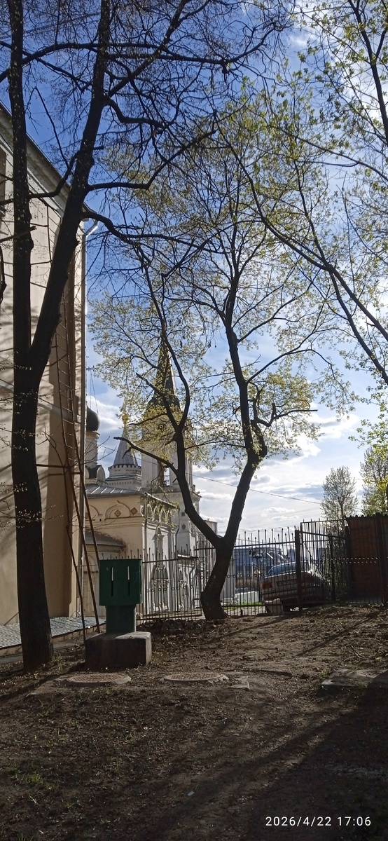 Решетка детской площадки в Хохловском переулке, д. 3, видны Владимирская церковь, Ивановский монастырь, улица Забелина, купол Всехсвятской церкви. Фото автора.
