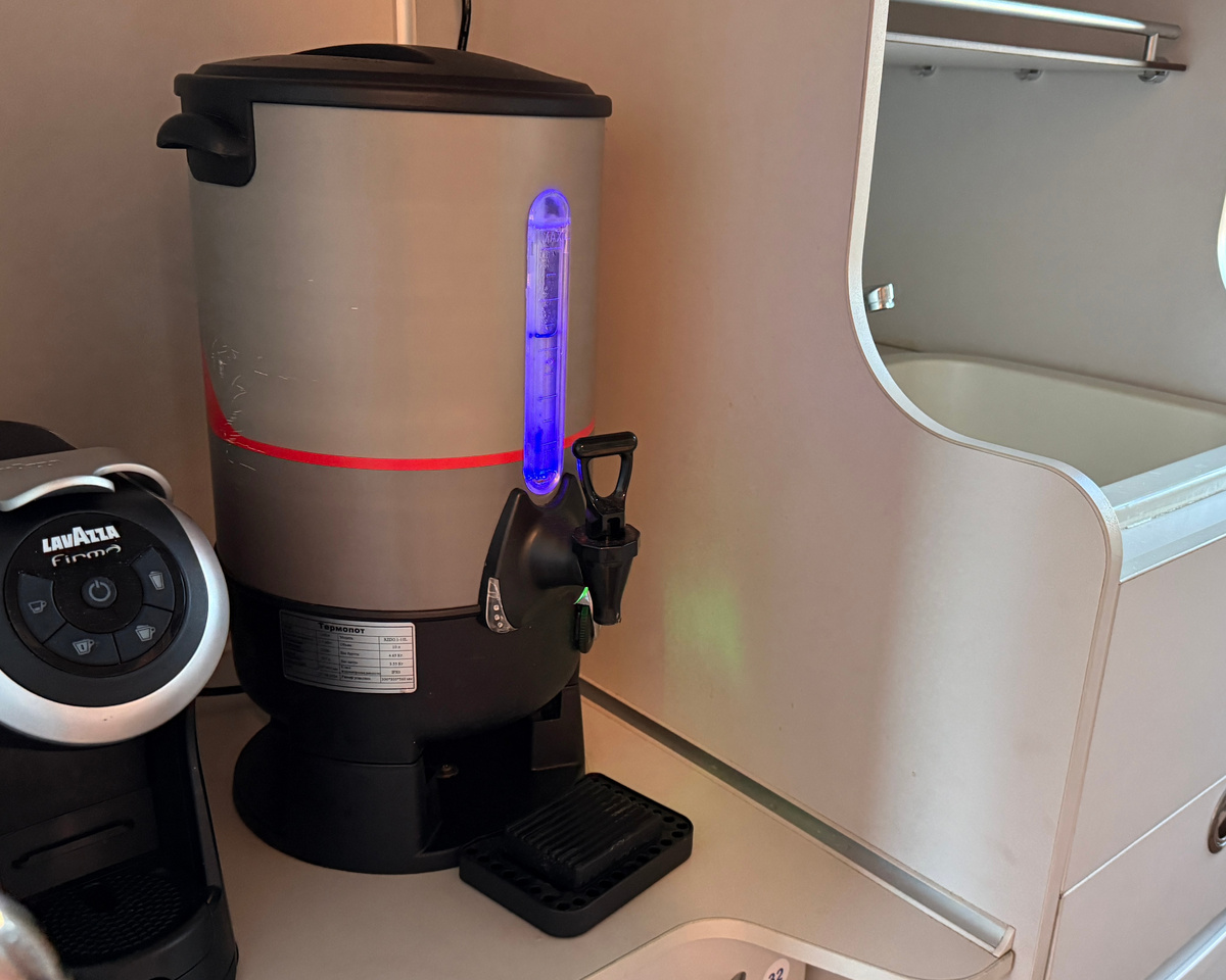 Как правило вот такая кофемашина и бойлер с горячей водой едут с нами в одном вагоне. Но их услугами можно пользоваться с умом. Фотография: Кофейные будни