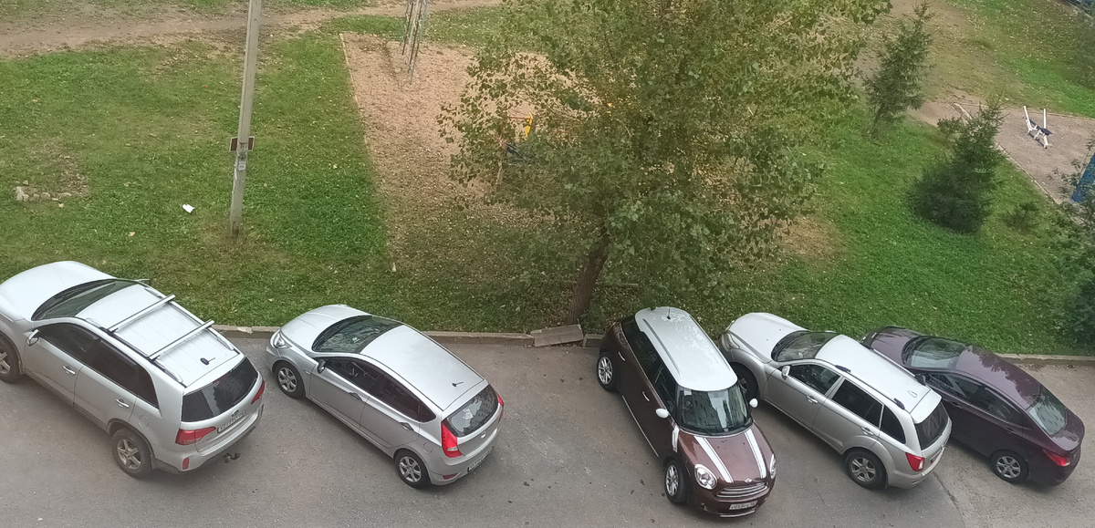 И так паркуются. Вроде никому не мешает... Фото автора.