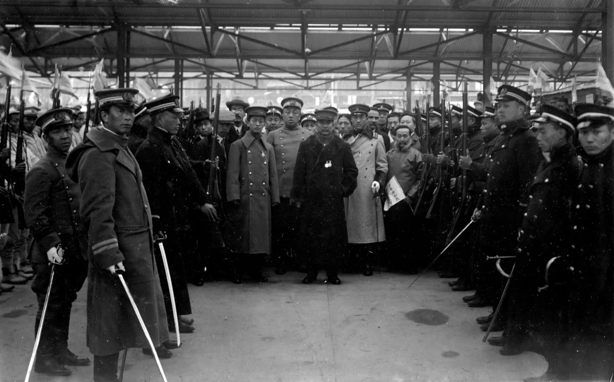 Сунь Ятсен (в центре) во время антимонархической революции в Китае, 1912 год