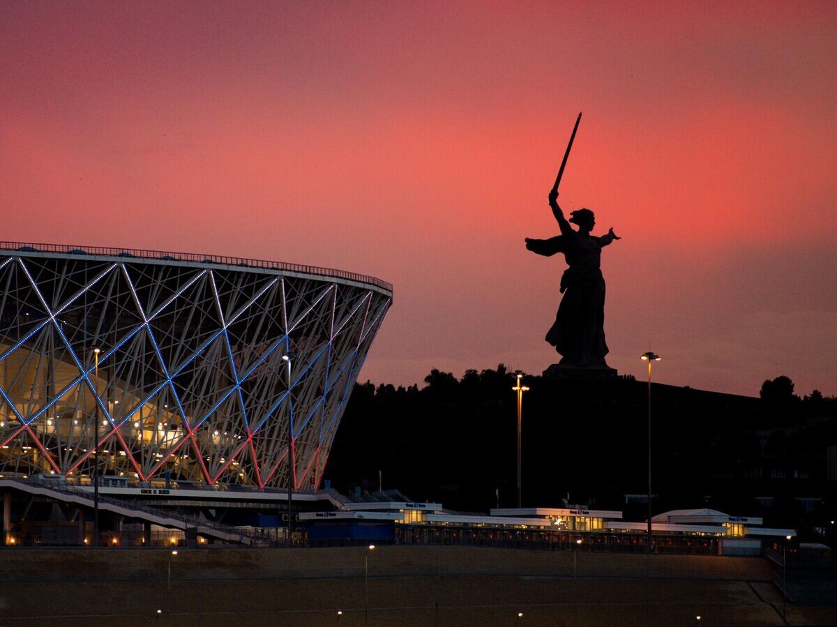    Стадион "Волгоград Арена" и композиционный центр памятника-ансамбля "Героям Сталинградской битвы", скульптура "Родина-мать зовёт!" на Мамаевом кургане в Волгограде | © РИА Новости / Константин Чалабов