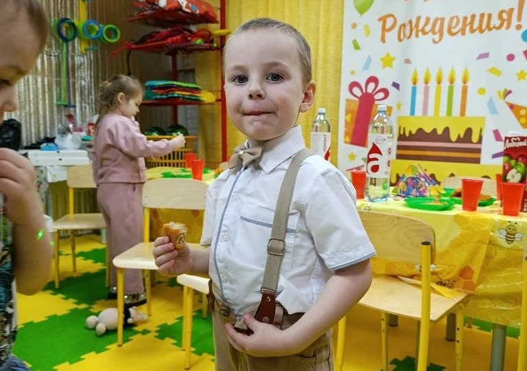 Лёша на дне рождения у подружки