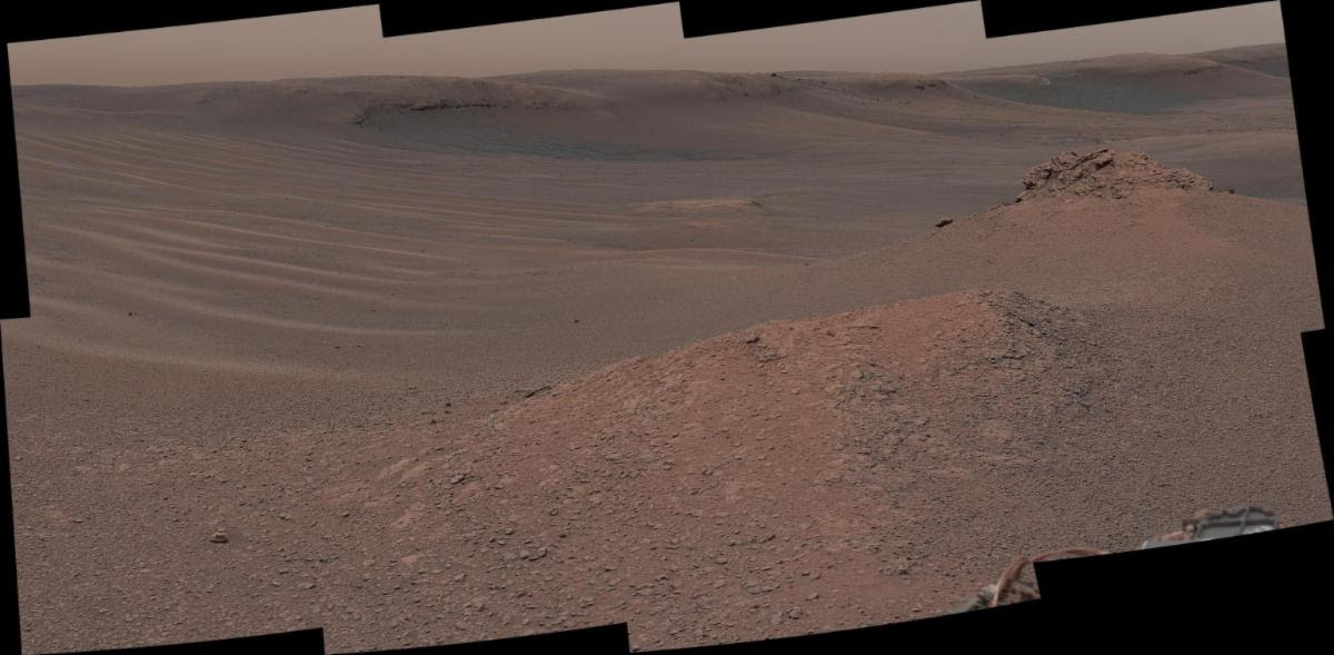Камера Mastcam марсохода Curiosity запечатлела в 2019 году эту мозаику местности на горе Шарп, изобилующей глинистыми породами. 
JPL-Caltech/MSSS/NASA)
