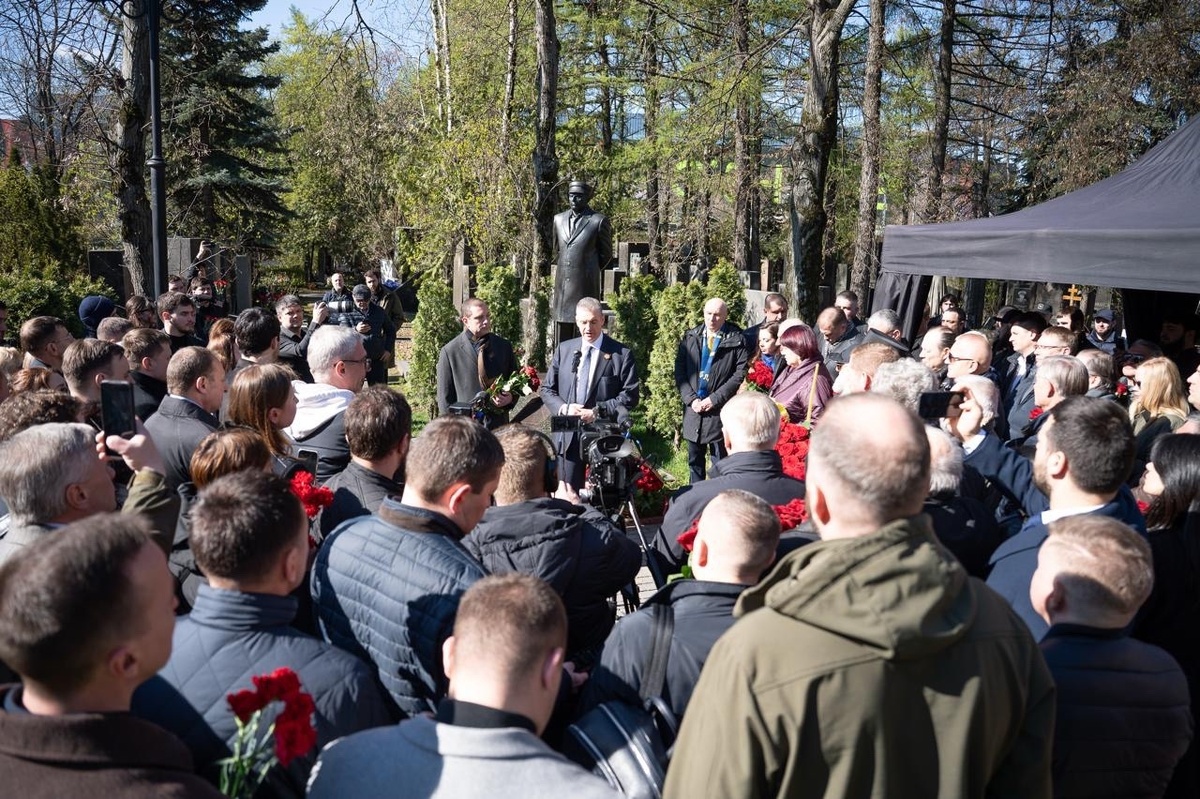 На Новодевичьем кладбище почтили память Основателя ЛДПР Владимира Жириновского
